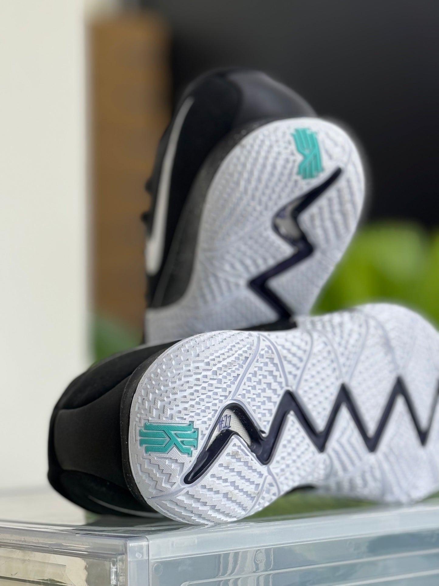 Nike Kyrie 4 Core Black White